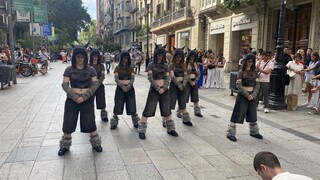 【K-POP路演】西班牙EST舞团街头翻跳表演：XG《WOKE UP》