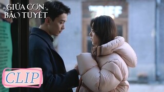 Clip | Tán tỉnh bằng ánh mắt! Tim đập nhanh khi vô tình áp sát crush | Giữa Cơn Bão Tuyết | WeTV