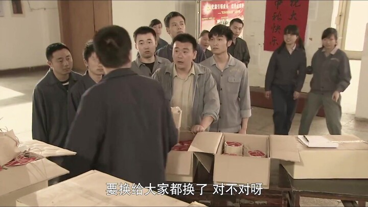 Pabrik bagi-bagi kue bulan untuk para pekerja, tapi yang mereka kasih ternyata keras banget sampai b