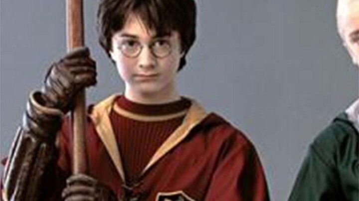 I’m losing it—this young master actually loves playing diabolo! Is this the magic of the East?