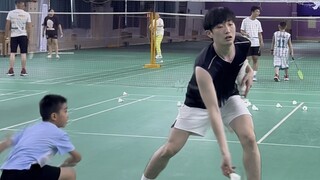 Come see the flexibility training of the 15-year-old kid 🏸 Count how many feints and dives there are