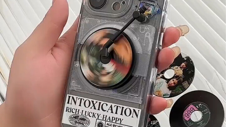 Coba lihat nih! Casing ponsel berbentuk piringan hitam yang diberikan teman baikku, keren banget!