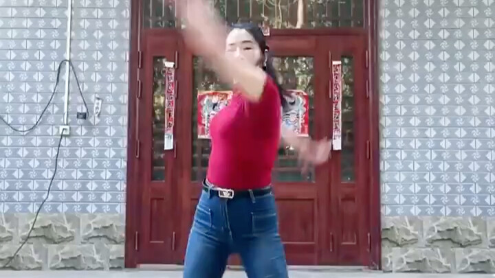 Rural sister performs water snake dance, hot wheels, how can I not understand
