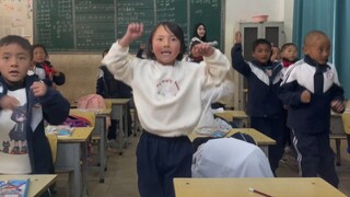 Memimpin siswa kelas satu menari "yes ok!" membuat mereka sangat senang [Fragmen Pengajaran]