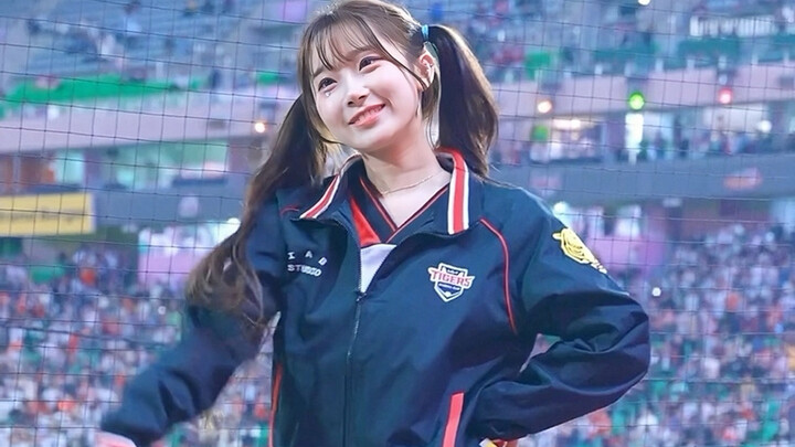 Tarian super imut di lapangan