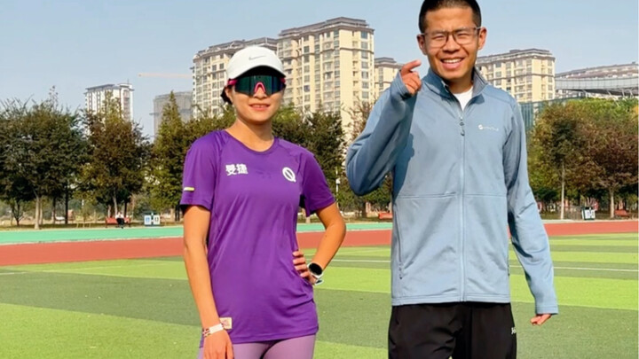 อะไรนะ? โค้ชกำลังวอร์มอัพอยู่ โค้ชสาวคนนี้วิ่ง 1,000 เมตรด้วย pace 3 นาทีต่อ 1 กิโลเมตร คุณเชื่อไหม?