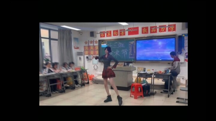 SMA Putri di Tiongkok: Siswi SMA “Gak jelas, yang inget cuma kakinya panjang banget.. rok pendek” — 