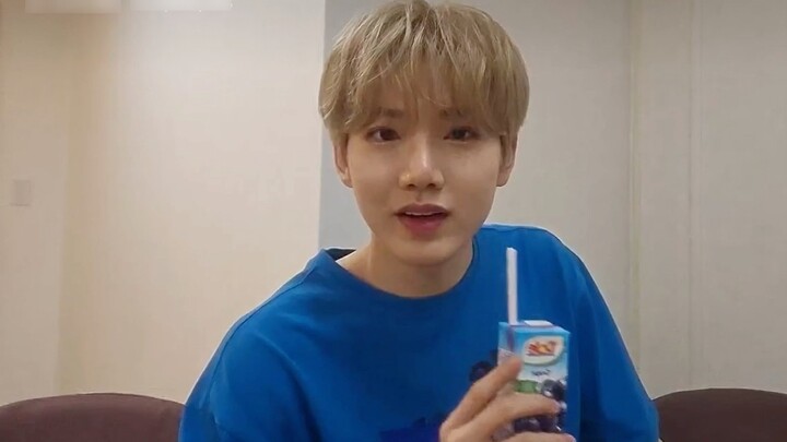 [Kim Jun-kyu] Dia mengucapkan "terima kasih" sambil minum susu