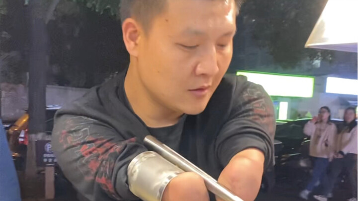 Cựu vô địch bơi lội toàn quốc giờ đây lại bán cơm chiên trên đường phố Trường Sa, Y Vãng Ngô Tiền