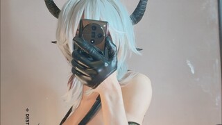 هذا الشيطان الذكر، عندما يبدأ بالغزل، يكون أكثر إثارة من الفتيات! يا تُرى، هل يستطيع زميله في السكن 