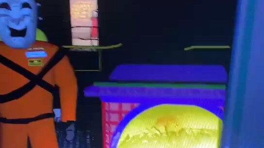 علبة الموسيقى الطيبة تسدّ الباب لمنع الأشخاص المزيفين من إيذائي.