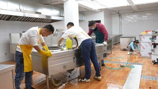 美⻝作家王刚的⽇常：⼤型烹饪设备全部⼊场，整备检查清洗