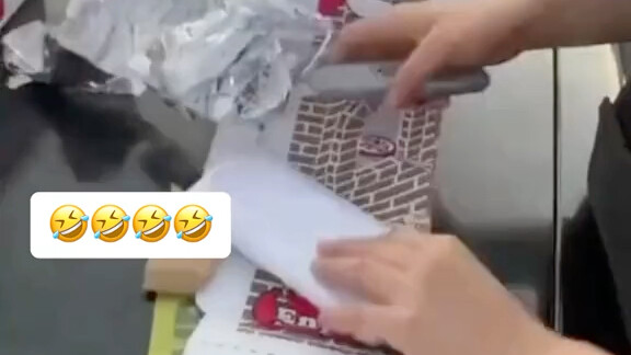 ทำไมเธอถึงต้องซ่อนตัว? นี่เป็นของขวัญเซอร์ไพรส์ แล้วทำไมเธอไม่พูดล่ะ? ตำรวจจะไม่เชื่อแน่ ดังนั้นเธอจ