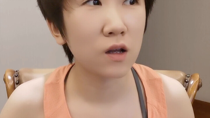 Con dâu mập nhất định bảo cô nhân viên phòng vé đang thả thính anh ấy!