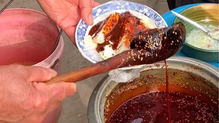 The white-haired grandfather has been selling hot tofu for 40 years. It costs 5 yuan a bowl and is o