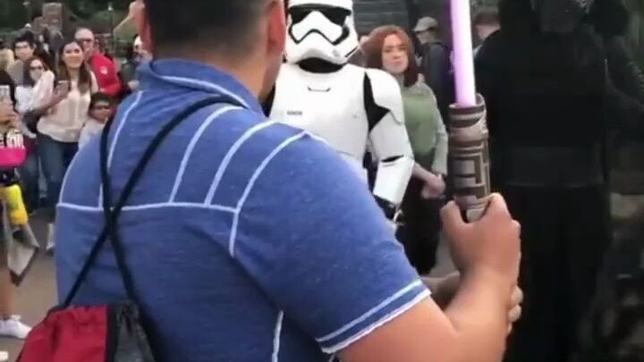 Pria bawa pedang cahaya untuk provokasi Stormtrooper, malah kena balas habis-habisan!