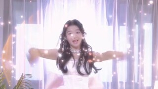 Biểu diễn ca khúc trong phòng ngủ/hát và nhảy theo bài "Love in Crisis" của Ju Jingyi với mic bật, t