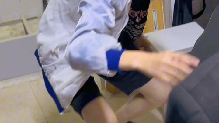 Chân đi giày AJ xịn, tay cầm iPhone đời mới, rốt cuộc là người như thế nào mà lại được nhận học bổng