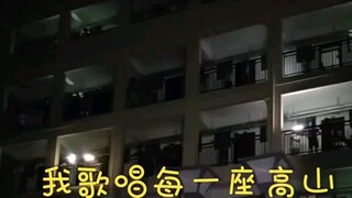 Học sinh mất điện ở ký túc xá hát "Quê hương tôi và tôi": chuyển trống và guitar ra hành lang