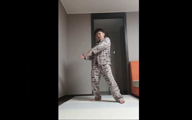 【EVERGLOW】这个韩国小男孩可能是全网阁楼-PIRATE最快翻跳