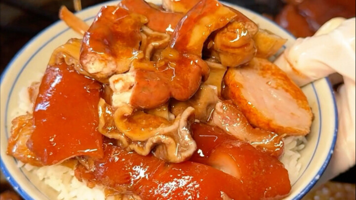 One bowl of Longjiang pig’s trotters rice—where a man’s romance is served up with every bite!