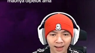 banyangin aja dulu lu dipeluk Ama Levi😁