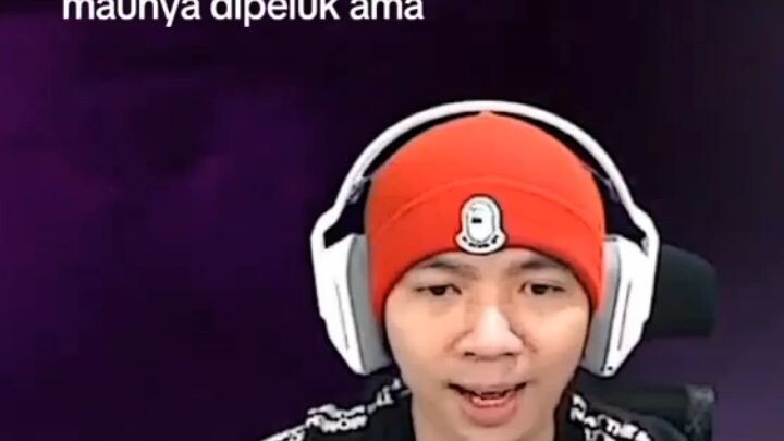 banyangin aja dulu lu dipeluk Ama Levi😁