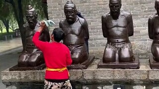 Bà lớn thậm chí còn không dùng tay đánh tội nhân
