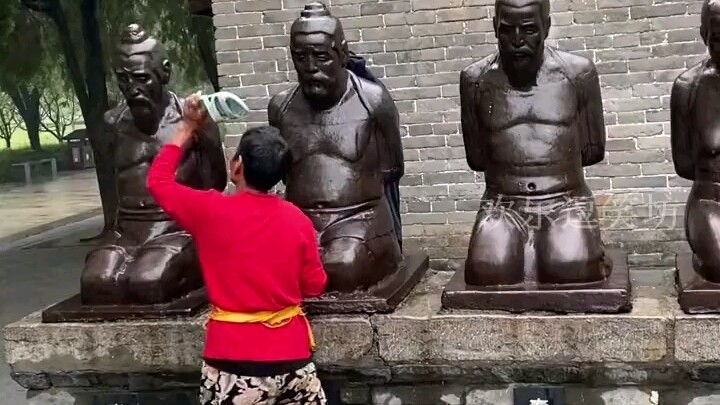 The auntie doesn't even bother to hit the culprit with her hands.