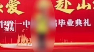 فيديو أصلي: نطق طالب يُدعى "ليتل لي يوانهاو" اسم المدرسة "مدرسة نيوما الإعدادية رقم 1" في خطابه. انت
