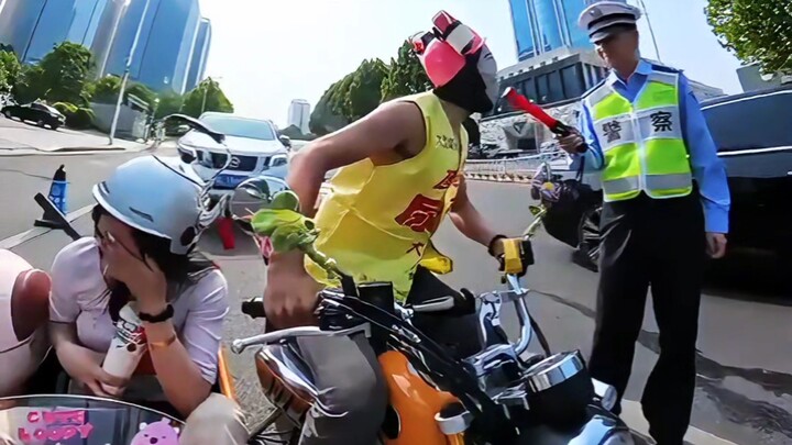 ⚡ประหยัดค่ารถไปสองหยวน แต่กลับทำเงินร้อยหยวนหล่น! สุดยอดไปเลย!⚡