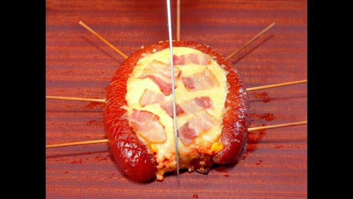 Loạt ẩm thực bốc lửa: “Mở khóa cách ăn siêu phẩm xúc xích hình chữ U kiểu Nga”