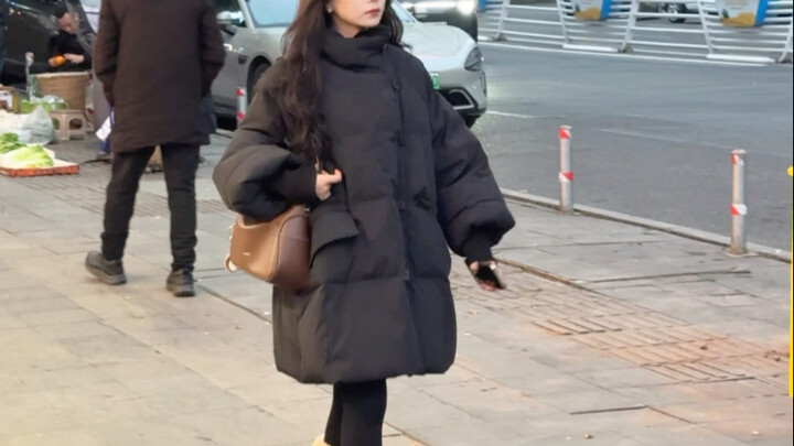 เมื่อการแต่งตัวด้วยเสื้อกันหนาวขนเป็ดแสนอบอุ่นกลับมาสู่ชีวิตจริง (มุมมองคนเดินถนน)