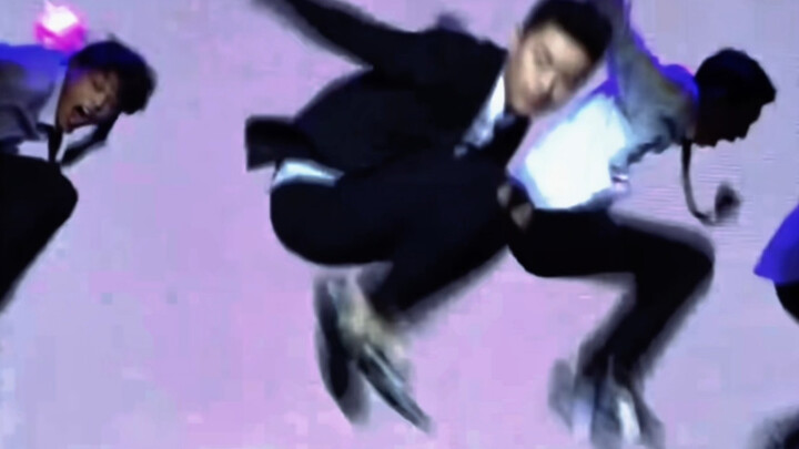 مرحبًا بكم في مشاهدة نسخة التغيير المسرحي لـ "النسر ذو القرنين يقلع" (بشي)