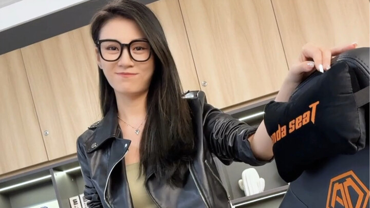 女同事知道我爱玩游戏
