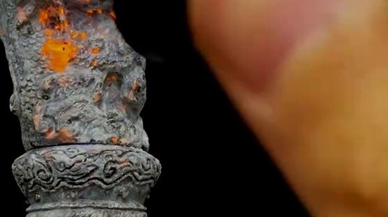 The 1.7-meter stone-carved golden hoop will give you a little shock