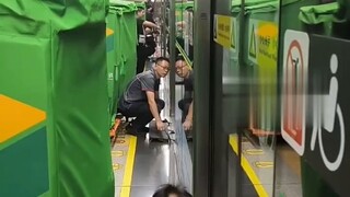 深圳顺丰坐地铁送快递 “把资源用到极限”#喜气搓澡摇 #快来过大年