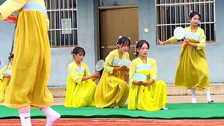 Tarian siswi SMP "Goyang di Pinggir Perahu"