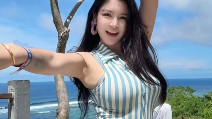 ฉันเป็นสาวน้อยขี้อายผู้อ่อนแอ จะให้เต้นท่ามกลางสายตาคนมากมายแบบนี้ก็เขินจะแย่แล้ว