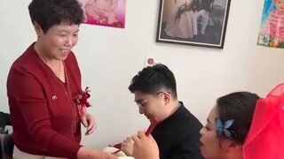 Ai mà kết hôn lại gây ra rắc rối lớn đến thế? Người ta toàn đút sủi cảo cho nhau, thế mà chú rể tự g