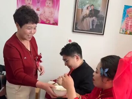 Siapa yang menikah bisa membuat kekacauan sebesar ini? Biasanya saling memberi pangsit, tapi pengant