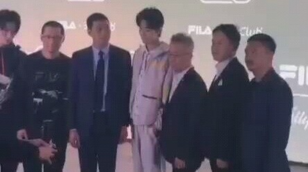 Foto Xiao Zhan #Zhanzhan berinisiatif mengulurkan tangan dan berjabat tangan, sopan sekali #Aku sang