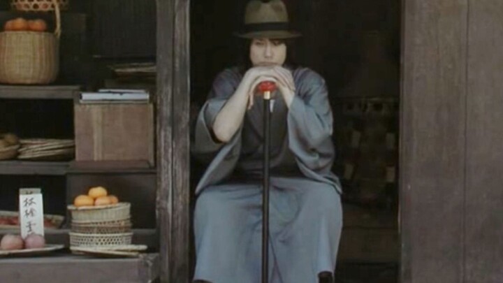 Chàng trai sở hữu nhan sắc tuyệt thế, chỉ cần ngồi trước cửa mỗi ngày là có gái mang đồ ăn thức uống