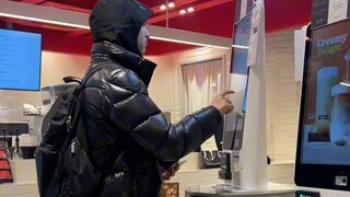 Blogger perempuan merekam video dan mengatakan bahwa selama lima hari di Korea, dia tidak bertemu sa