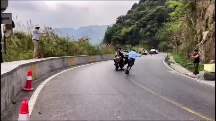 Hậu trường cảnh quay rơi xuống vách núi