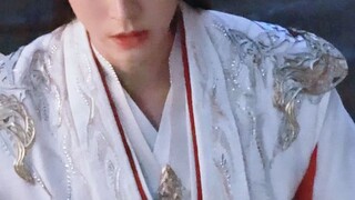 好久没在古装剧里看到吐血吐得这么清爽的美人了！