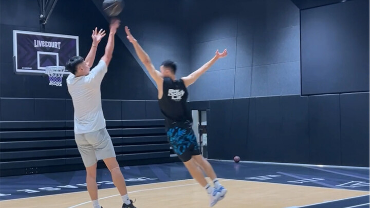 Di game ketiga, Guanyang membuatku kebobolan satu poin! Sejujurnya, betapa aku berharap lututku tida