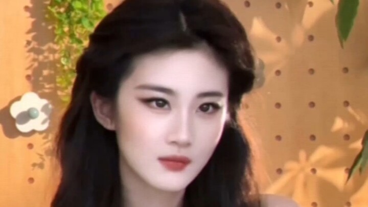 هل طلاب الفنون جميعهم خبراء في المكياج؟ ابنة عمي من كلية الفنون بجامعة تشينغهوا حوّلتني مباشرة إلى ل