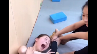 小美拉筋撕心裂肺，小雅看得最开心