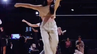 Jennie随便跳跳，就可以迷倒我，她把舞蹈拿捏得游刃有余